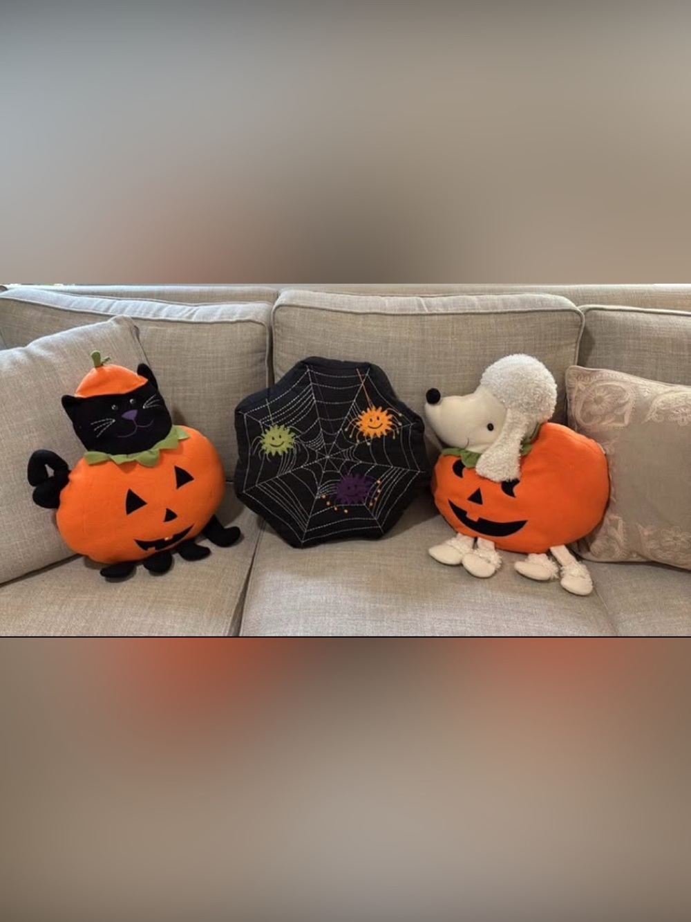 Set of 3 Halloween throw pillows. $10 for set